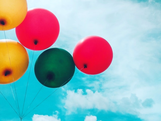 Ballonger mot blå himmel
